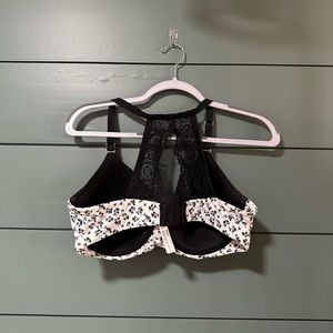 Black and white Soma bra EUC